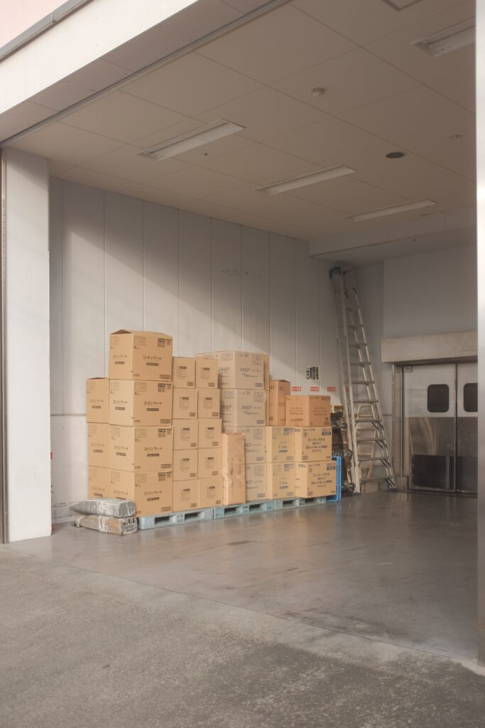 Bilden visar lådor som behöver magasineras. Nu kan du hitta billig storage i Stockholm för magasinering och lager samt distribution.