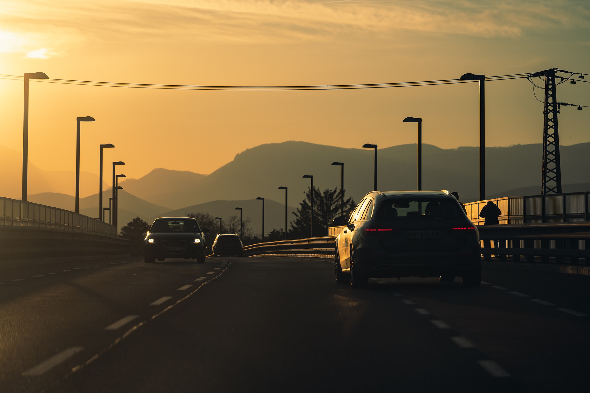 Bilden visar bilar som kör i skymning. Ekstralys bil och LEDbar skapar en bättre ljusbild. Genom att använda extraljus som består av en LEDljusramp ökar sikten i skymning och mörker markant.
