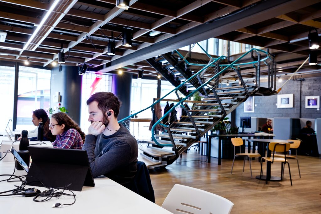 Bilden visar coworking ytor eller gemensamma kontorsytor. På ett företagshotell eller kontorshotell. Co working spaces i Göteborg kan du nu hitta i centralt läge.
