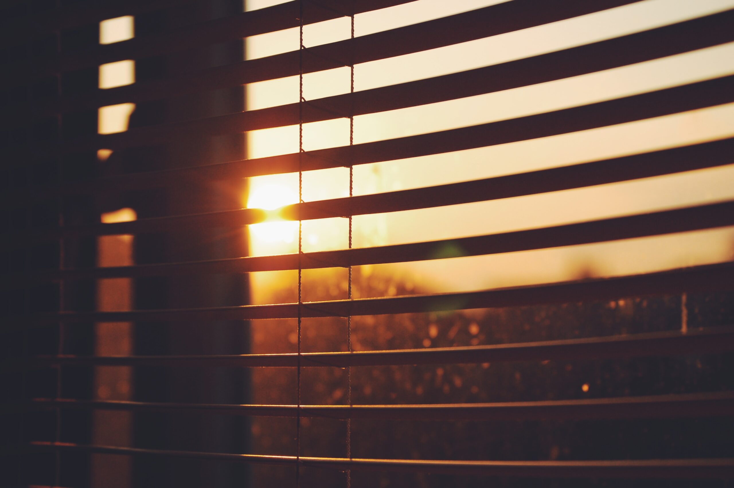 Bilden visar en persienn. Persienner är praktiska solksydd för fönster.