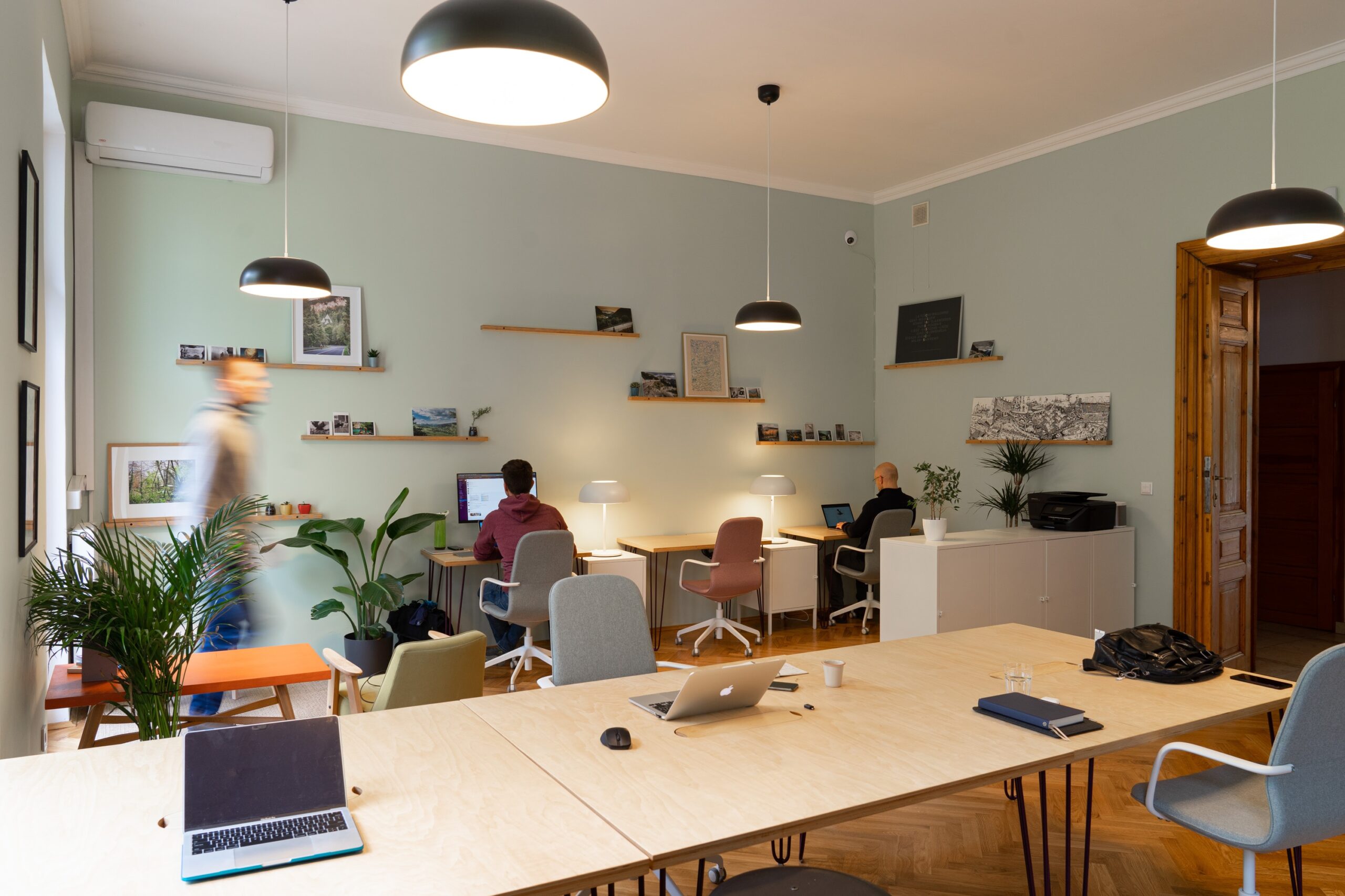 Bilden visar ett kontorshotell och företagshotell. Nu kan du hyra mötesrum och coworking spaces i Stockholm och Göteborg.